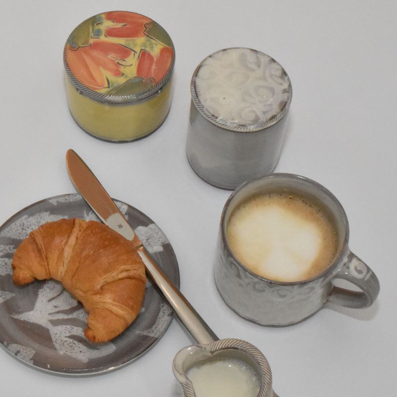 handgemachte-keramik-geschirr-butterdose-klein-bluete-gelb-4 Piccolo Keramik - Handgemachte Keramik und getöpfertes Geschirr -
