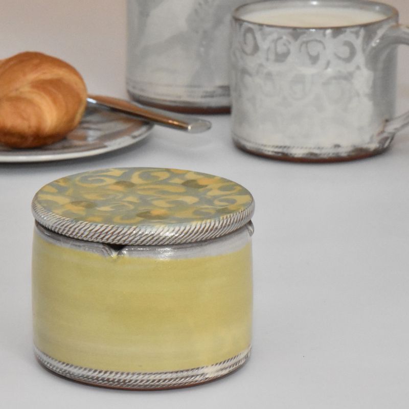 handgemachte-keramik-geschirr-butterdose-klein-ranke-gruen-7 Handgetöpferte französische Butterdose aus Steinzeug – Piccolo Keramik.