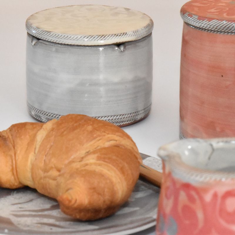handgemachte-keramik-geschirr-butterdose-klein-ranke-weiss-1 Piccolo Keramik - Handgemachte Keramik und getöpfertes Geschirr -