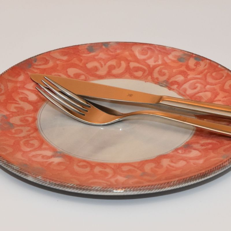 handgetoepferte-keramik-teller-fruehstueck-geschirr-ranke-rot-3 Piccolo Keramik - Handgemachte Keramik und getöpfertes Geschirr -