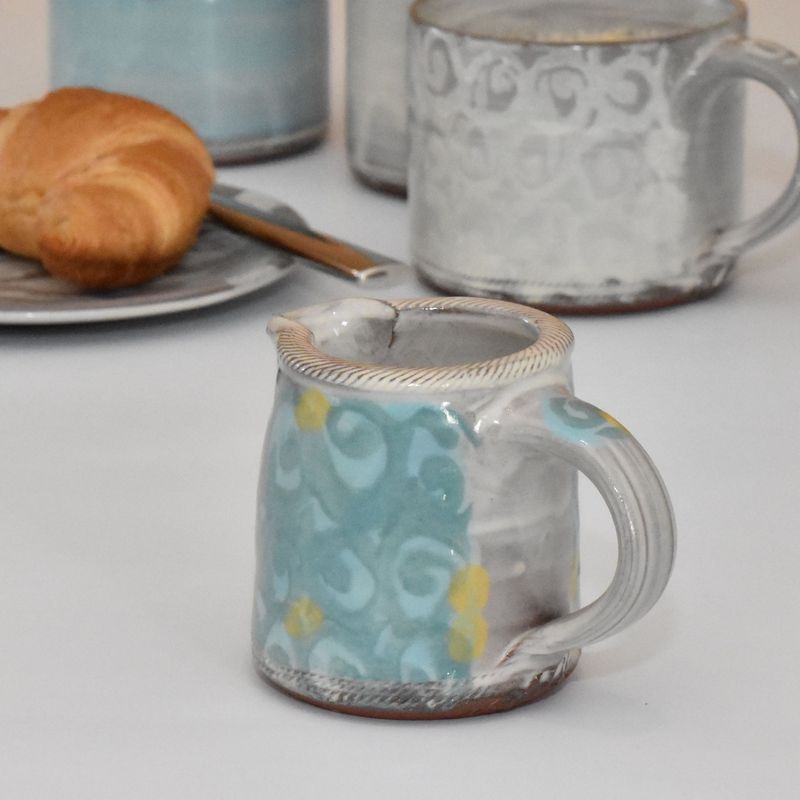 handgetoepfertes-geschirr-keramik-krug-sahnekännchen-ranke-blau-6 Rustikaler Keramikkrug, handgefertigt in traditioneller Töpfertechnik.