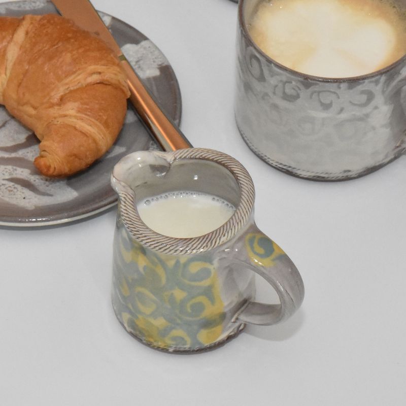 handgetoepfertes-geschirr-keramik-krug-sahnekännchen-ranke-gruen-1 Piccolo Keramik - Handgemachte Keramik und getöpfertes Geschirr -