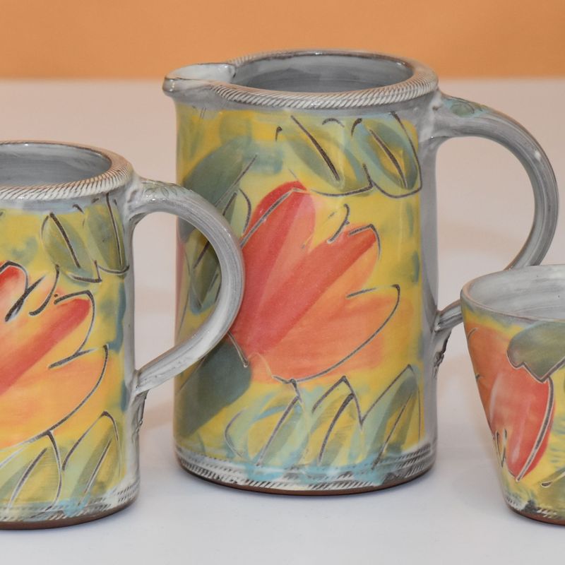 handgetoepfertes-keramik-geschirr-krug-dreiviertel-liter-bluete-gelb-1 Piccolo Keramik - Handgemachte Keramik und getöpfertes Geschirr -