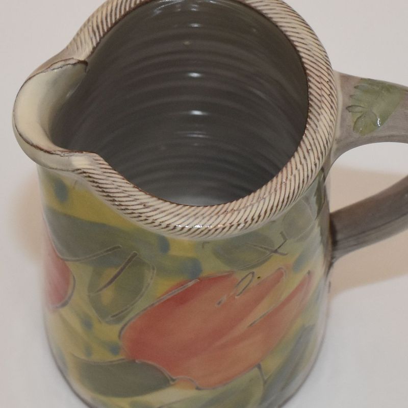 handgetoepfertes-keramik-geschirr-krug-dreiviertel-liter-bluete-gruen-1 Piccolo Keramik - Handgemachte Keramik und getöpfertes Geschirr -