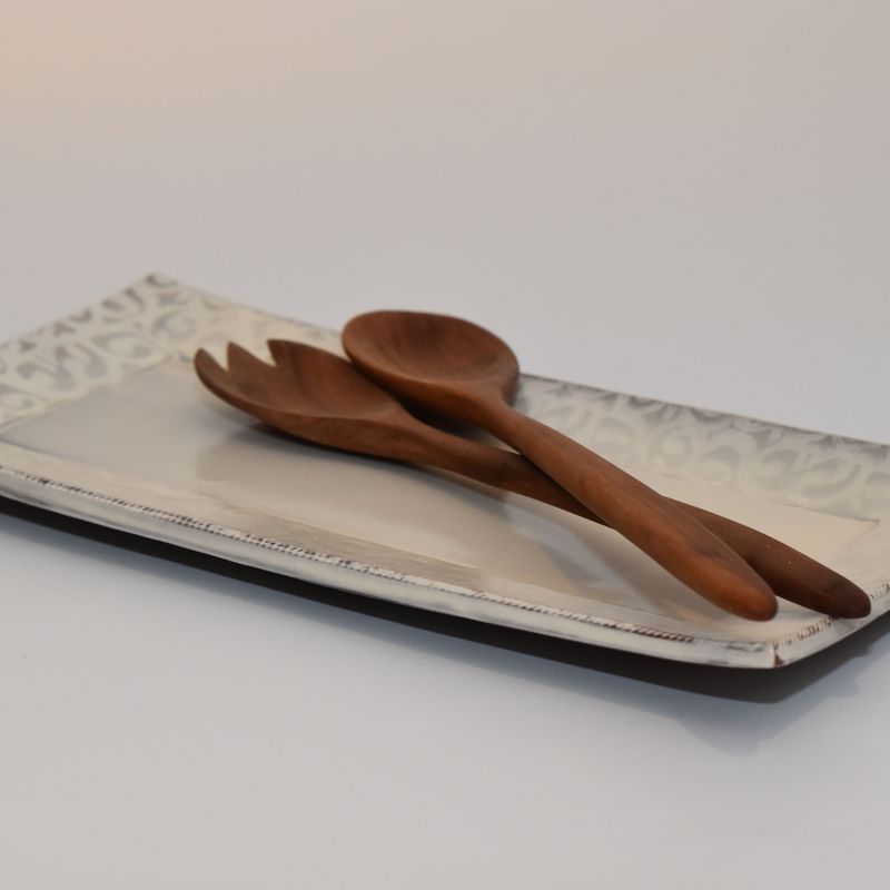 Handgemachte Servierplatte aus Keramik – spülmaschinenfest und robust.