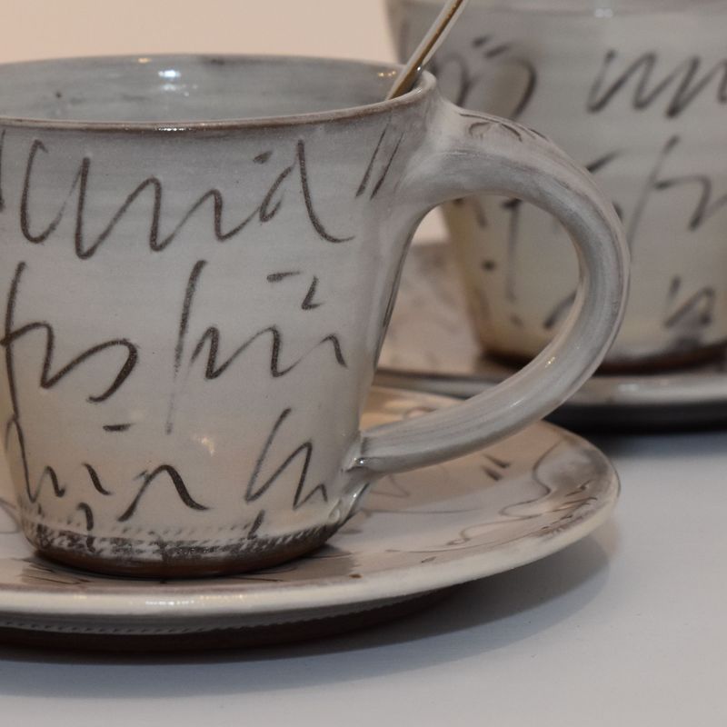 hand-getoepferte-untertasse-unterteller-keramik-gross-kalligraphie-2 Piccolo Keramik - Handgemachte Keramik und getöpfertes Geschirr -