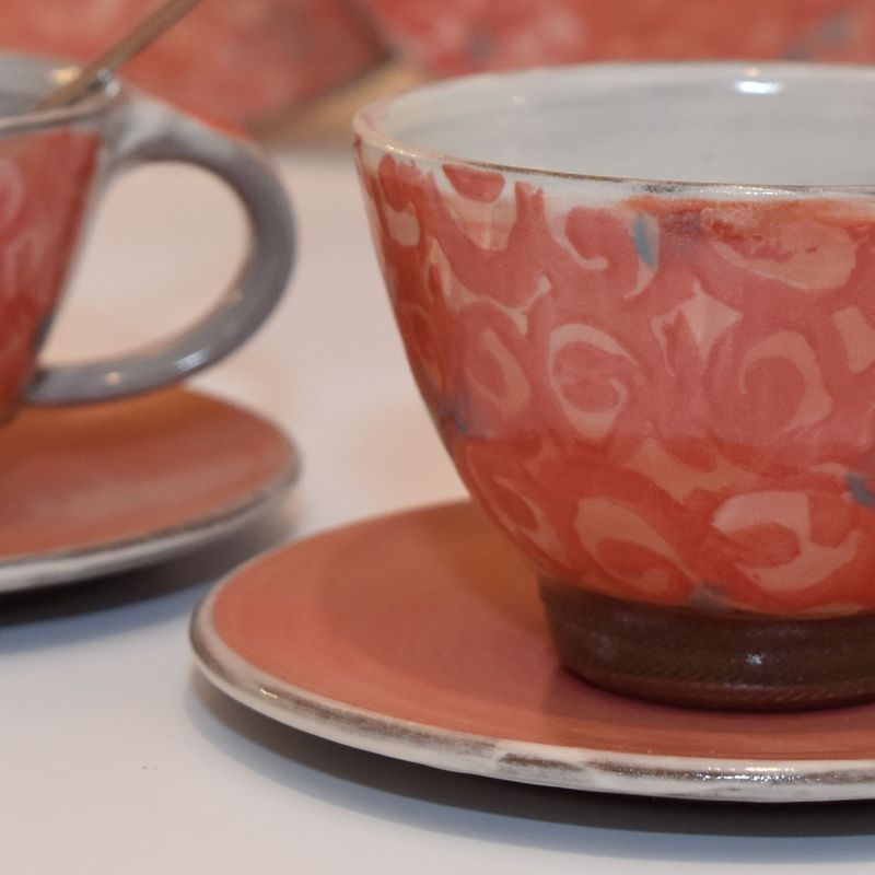 hand-getoepferte-untertasse-unterteller-keramik-gross-rot-1 Piccolo Keramik - Handgemachte Keramik und getöpfertes Geschirr -