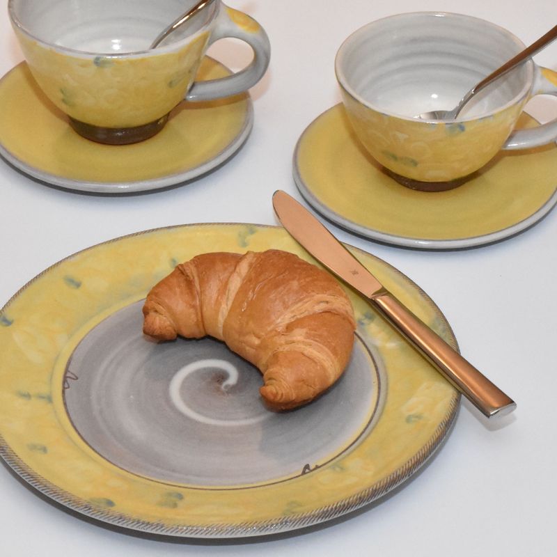 handgetoepferte-keramik-geschirr-teller-kuchen-ranke-gelb-3 Piccolo Keramik - Handgemachte Keramik und getöpfertes Geschirr -