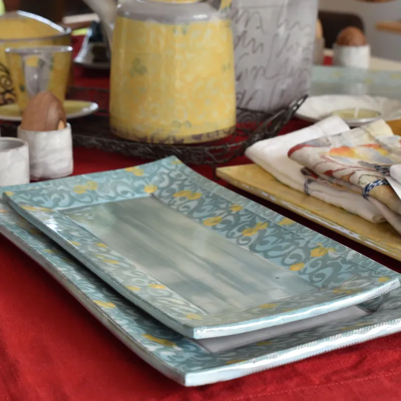 Ausstellungen & Veranstaltungen - Blaue handgetöpferte Servierplatte aus Steinzeugkeramik der Töpferei Piccolo Keramik bei Dresden.